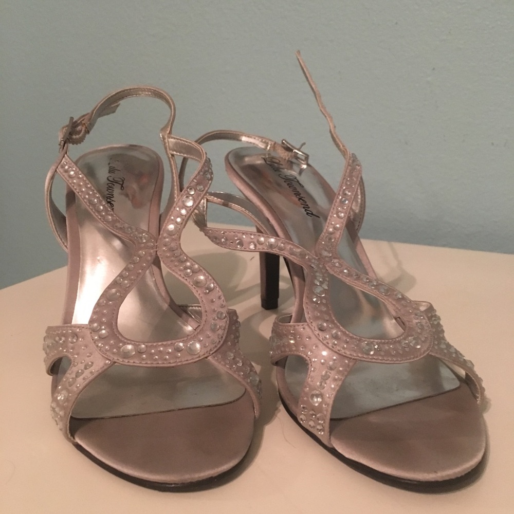 Silver heels - Picture 2 of 2